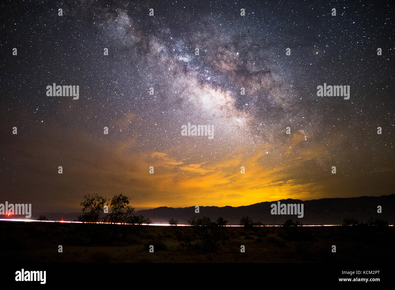 Estrellas de la Vía Láctea y cielo nocturno en el Parque Nacional Joshua Tree, California Foto de stock