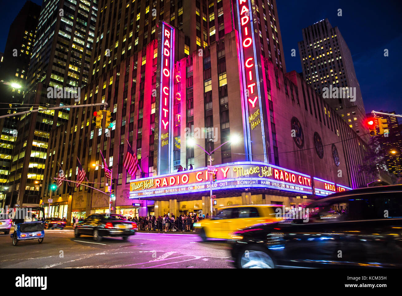 La ciudad de Nueva York, Nueva York, Estados Unidos - Septiembre 28, 2017:  Vista del Radio City Music Hall en Manhattan visto durante la noche con  luces, coches, taxis y Harry styles