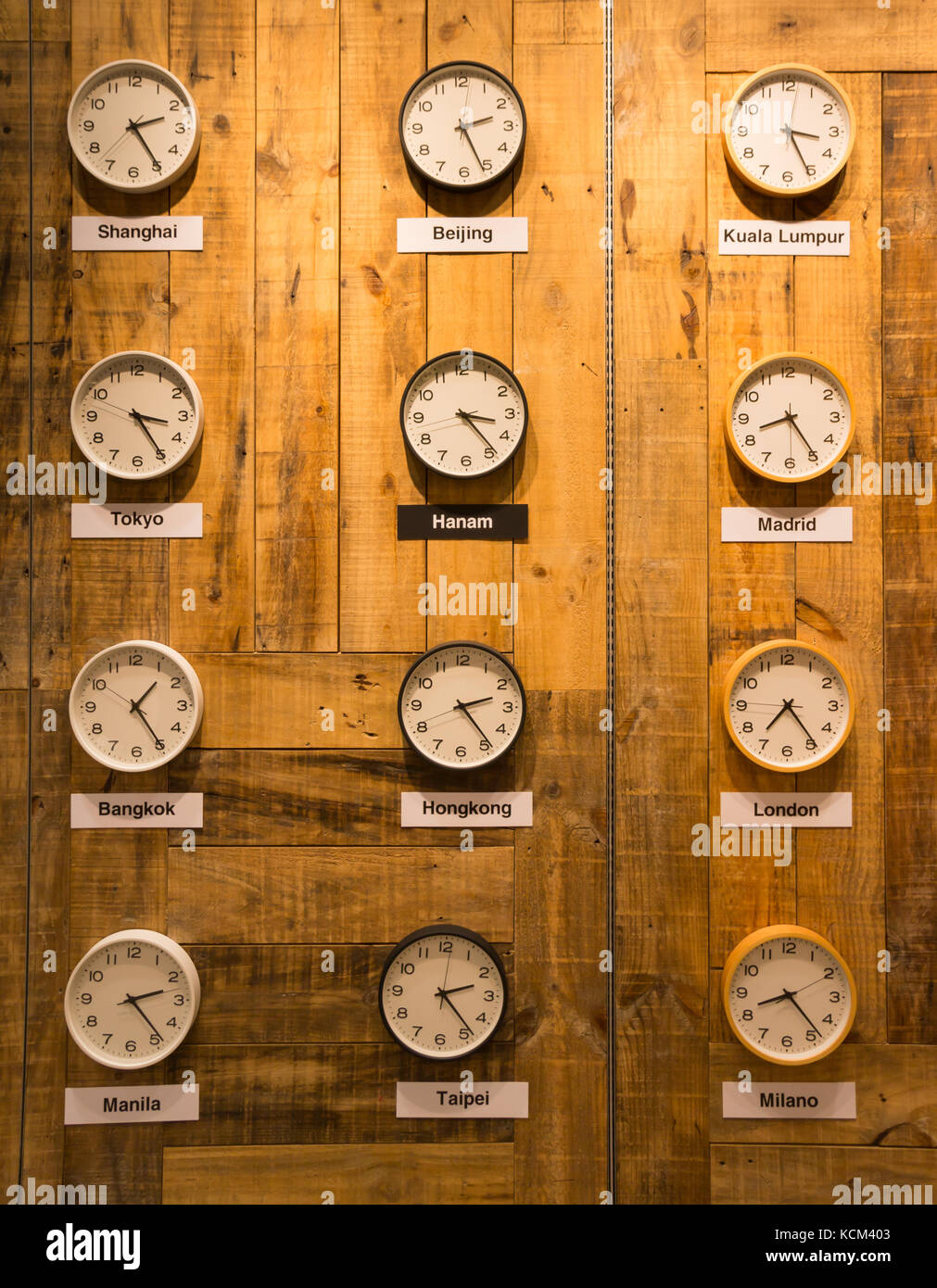 Relojes de pared con la zona horaria del país diferente Fotografía de stock  - Alamy