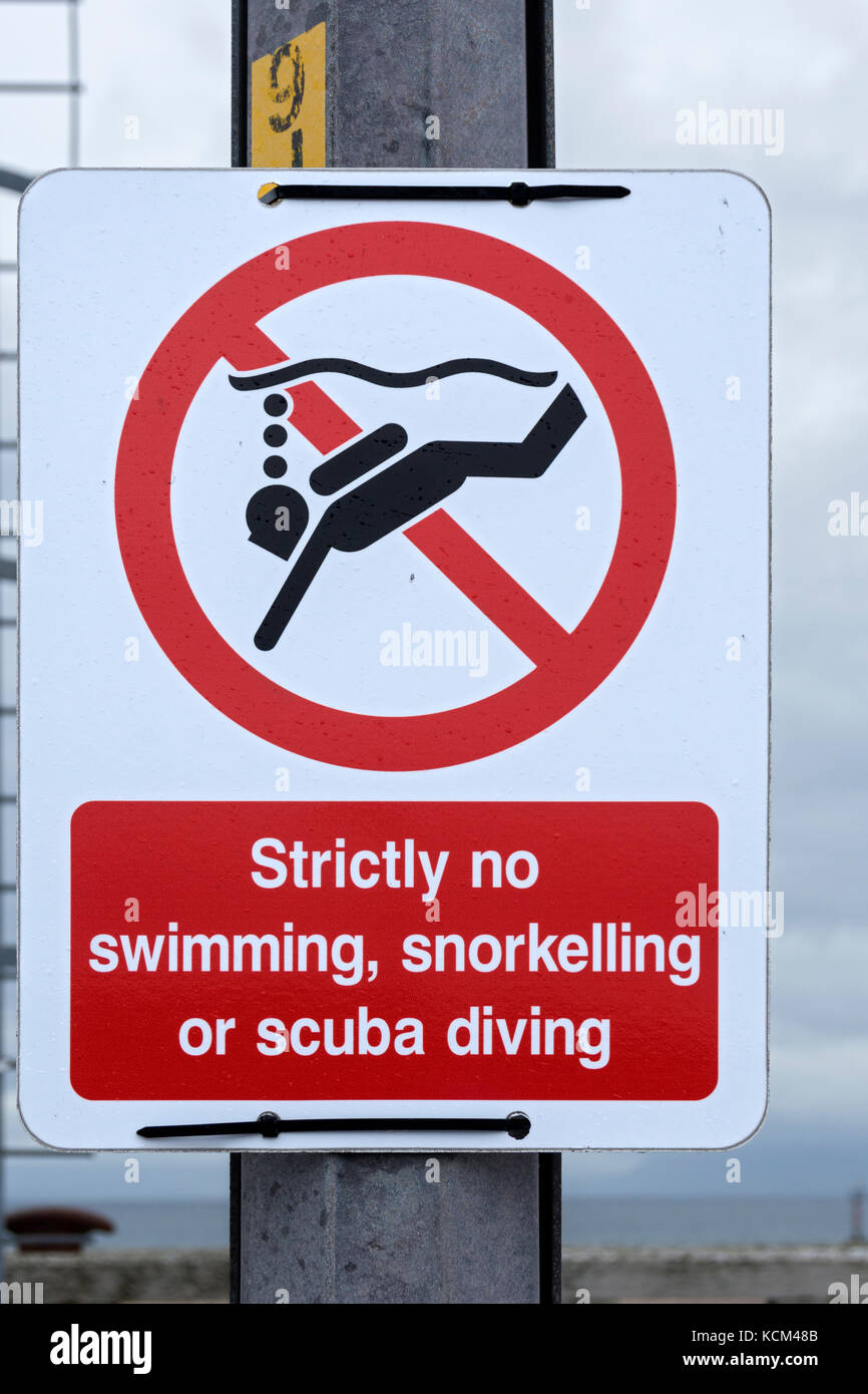 Señal de advertencia (sin nadar, practicar snorkel o buceo), en Galmisdale Pier en la isla de Eigg, Scotland, Reino Unido Foto de stock