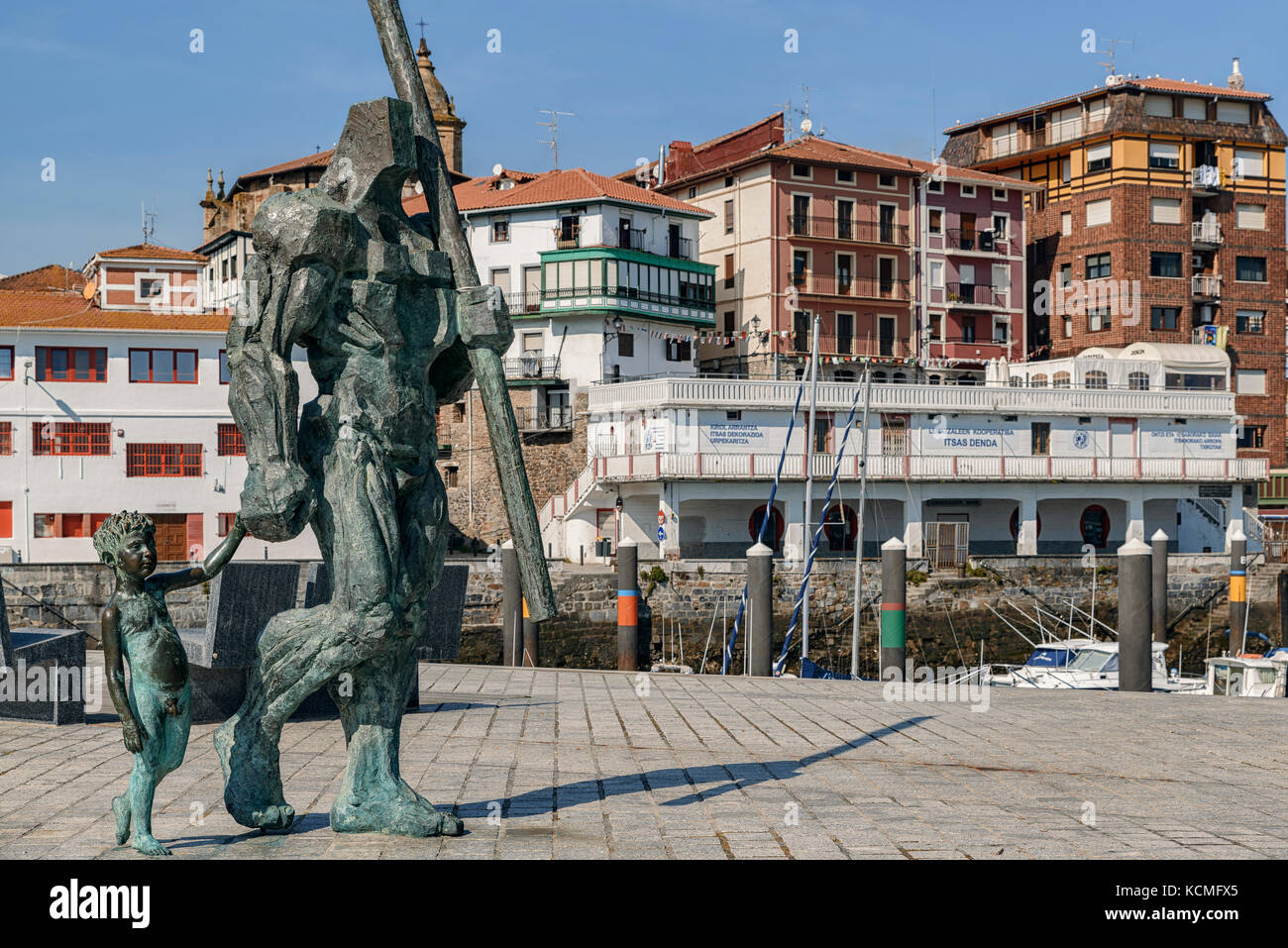 Monumento al pescador y a su hijo en la villa marinera de Bermeo, provincia de Vizcaya, País Vasco, Euskadi, España, Europa Foto de stock
