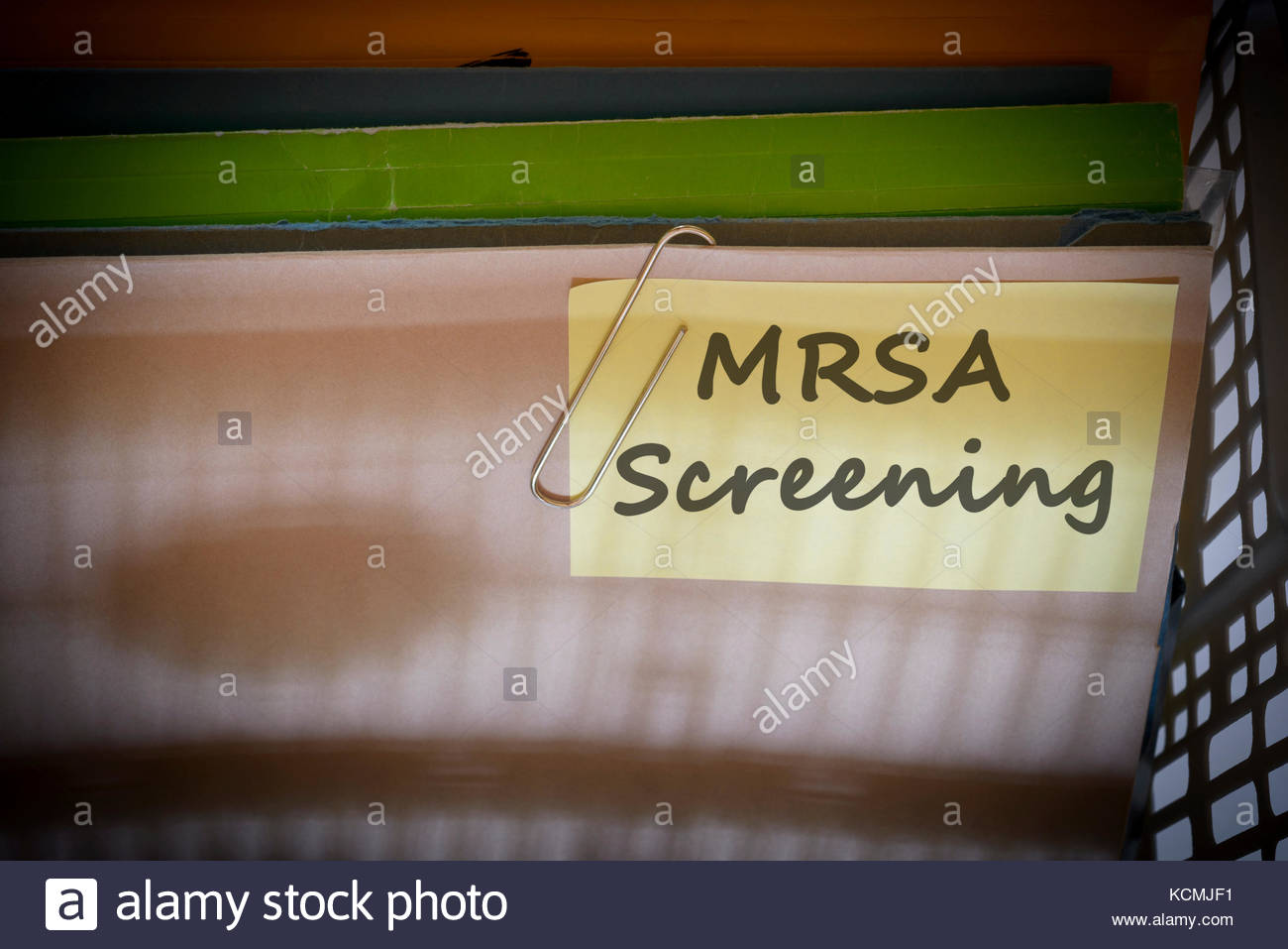MRSA Screening escrito en carpeta de documentos, Dorset, Inglaterra. Foto de stock