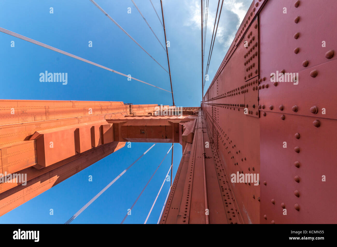Vista desde debajo de la estructura del puente Golden Gate. Foto de stock
