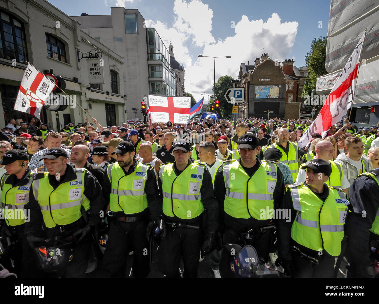 Cientos de Liga de Defensa Inglesa (EDL) manifestantes se preparan para marzo cruzando el puente de la torre hacia el este de Londres, Reino Unido. Foto de stock