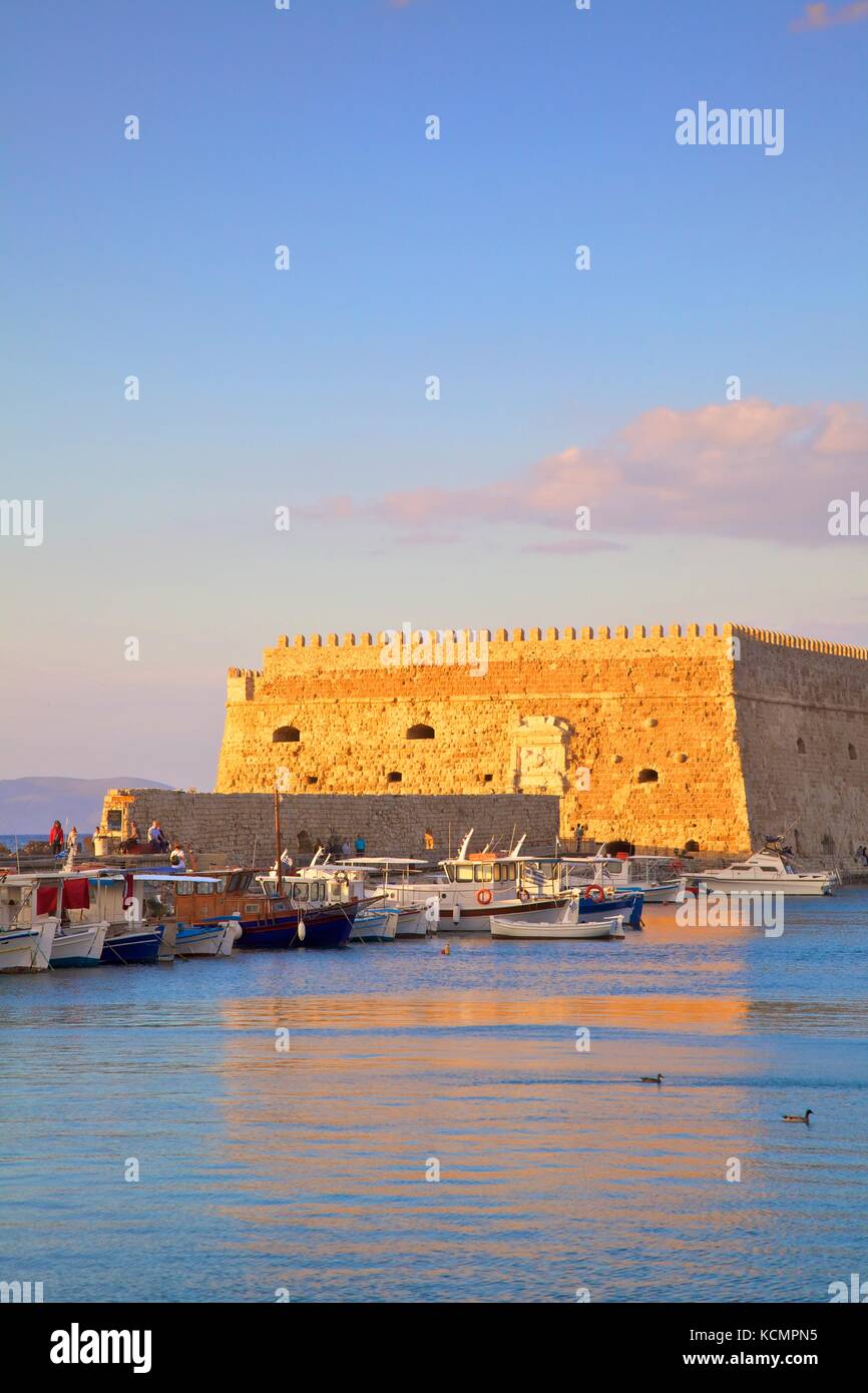 El barco bordeado puerto veneciano y Fortaleza, Heraklion, Creta, las Islas Griegas, Grecia, Europa Foto de stock