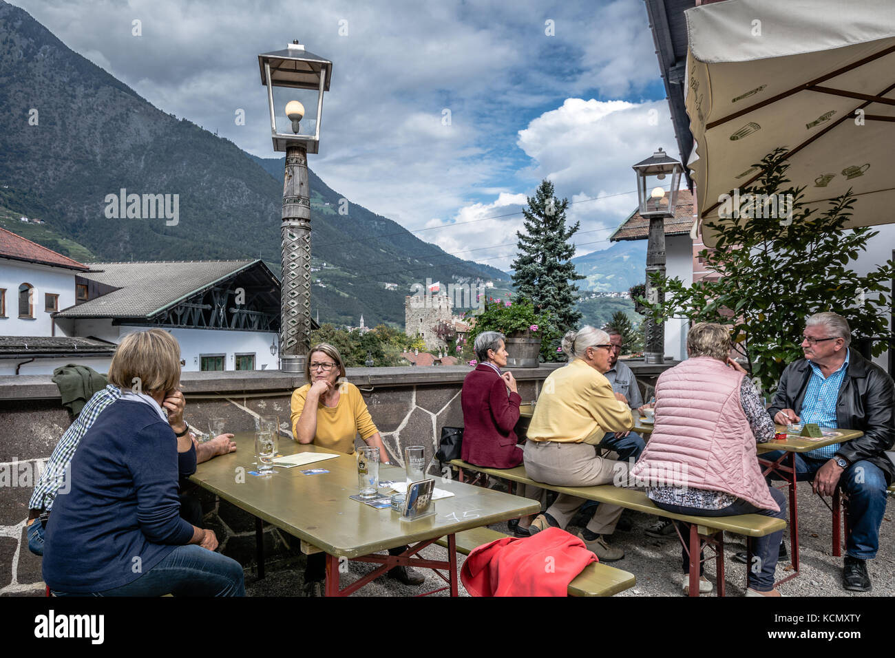 Cervecería Forst, Lagundo cerca de Merano, región sur Tyrol-Bolzano, Italia, Europa. Forst en Italia. jardín de cerveza BRAUHAUS tradicionales. Foto de stock