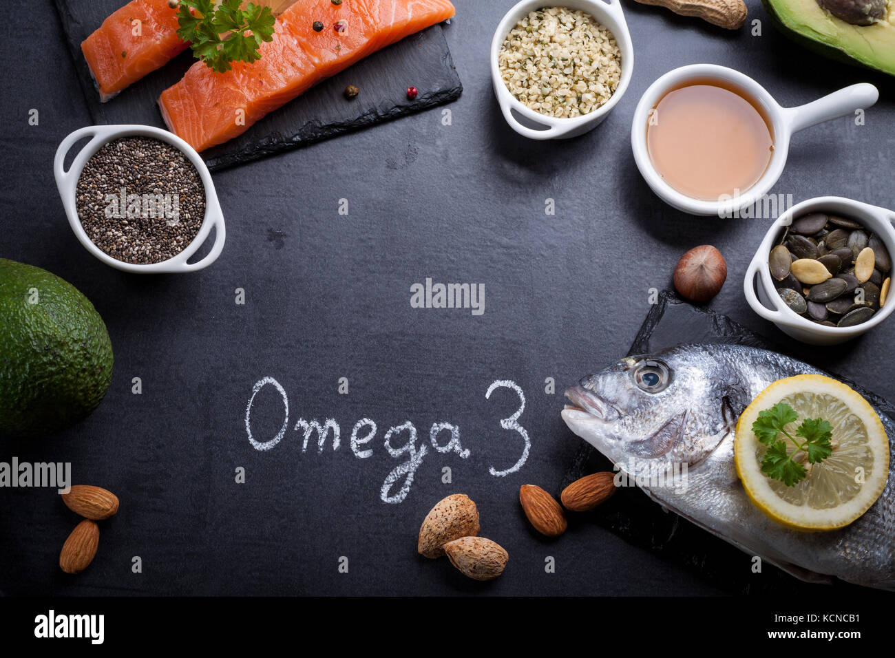 Tabla de pizarra negra con productos ricos en omega 3 y vitamina d