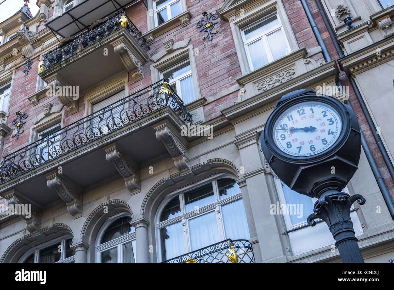 Reloj típico de la calle en la ciudad balneario Baden-Baden, Baden-Wuerttemberg, las afueras de la Selva Negra, Alemania Foto de stock
