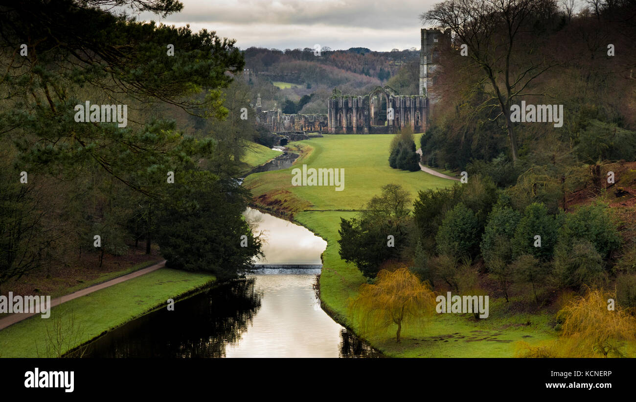 Vista desde el asiento del Anne Boleyn hacia Fountains Abbey a lo largo del río skell Foto de stock