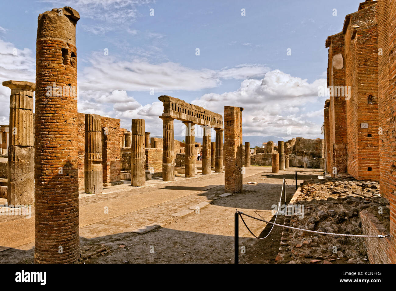 Columnas en la zona del Fórum en las ruinas de la ciudad romana de Pompeya Scavi en Pompeya, cerca de Nápoles, Italia. Monte Vesubio en la distancia. Foto de stock