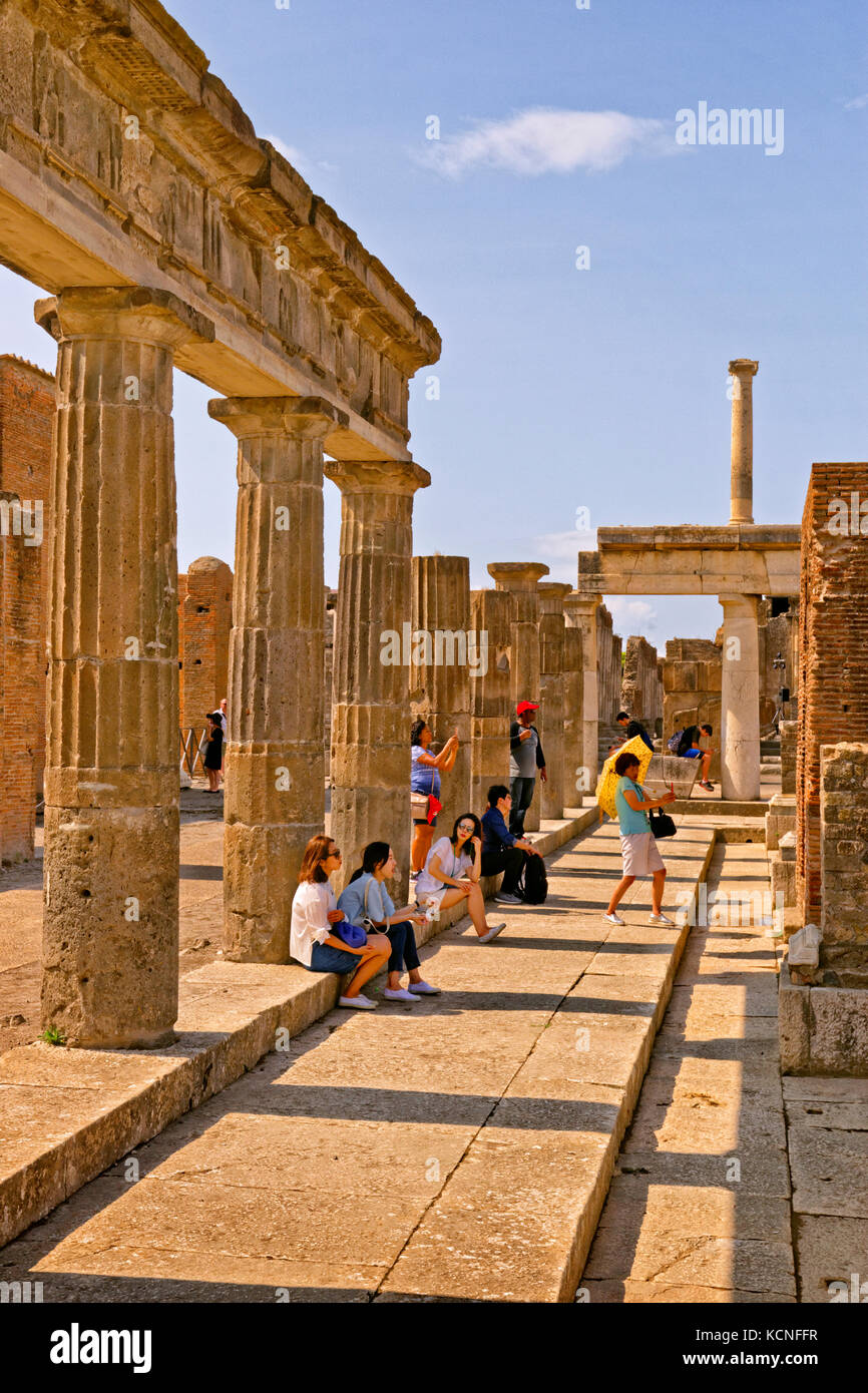 Columnas en la zona del Fórum en las ruinas de la ciudad romana de Pompeya Scavi en Pompeya, cerca de Nápoles, Italia. Foto de stock