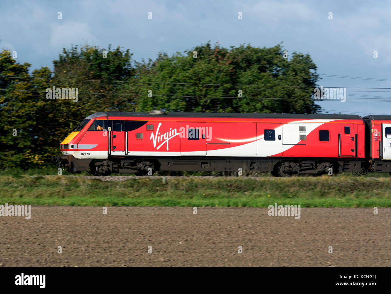 Servicio de Virgin Trains en velocidad en la línea principal de la costa oriental, Nottinghamshire, Inglaterra, Reino Unido. Foto de stock