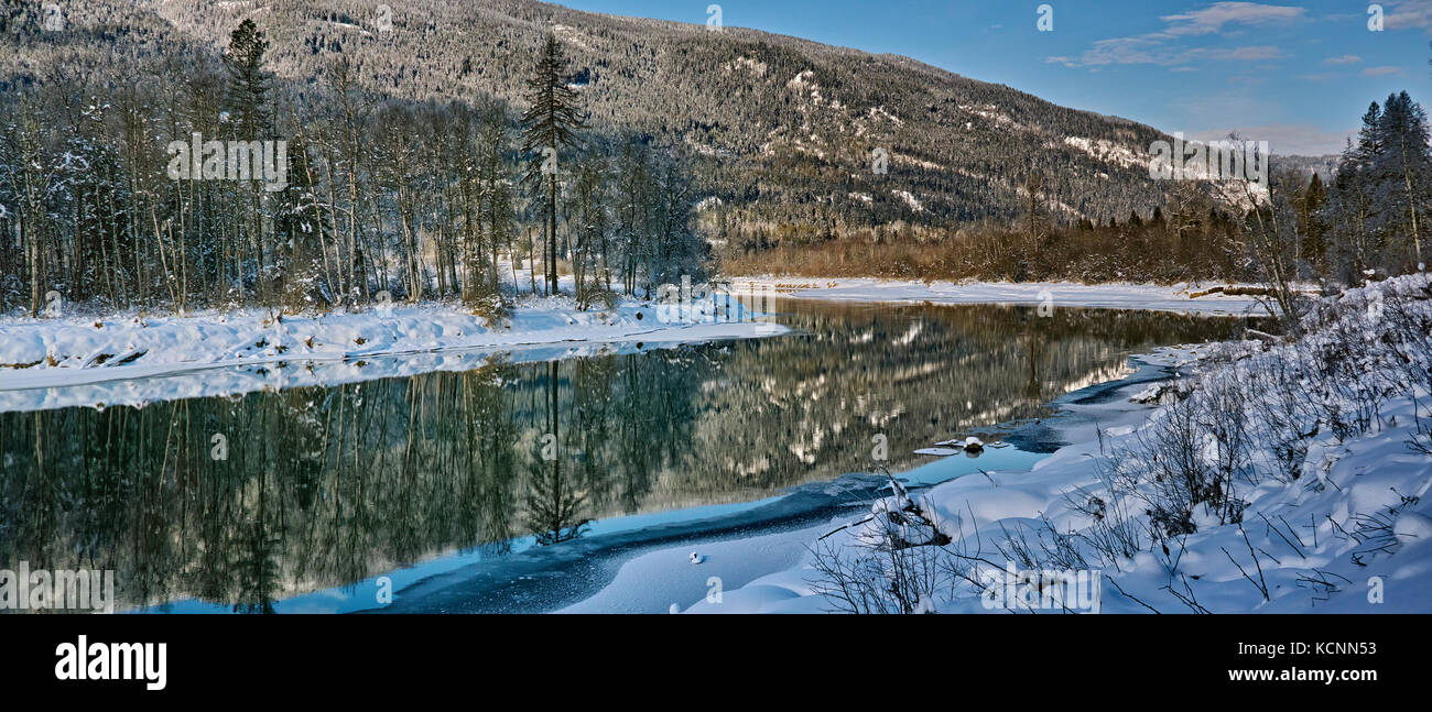 Soleado día de invierno en el río Slocan cercano Winlaw, BC, Canadá Foto de stock