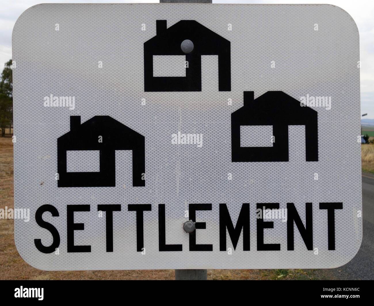 Un signo en el outback australia avisando de un asentamiento de viviendas a lo largo de la carretera Foto de stock
