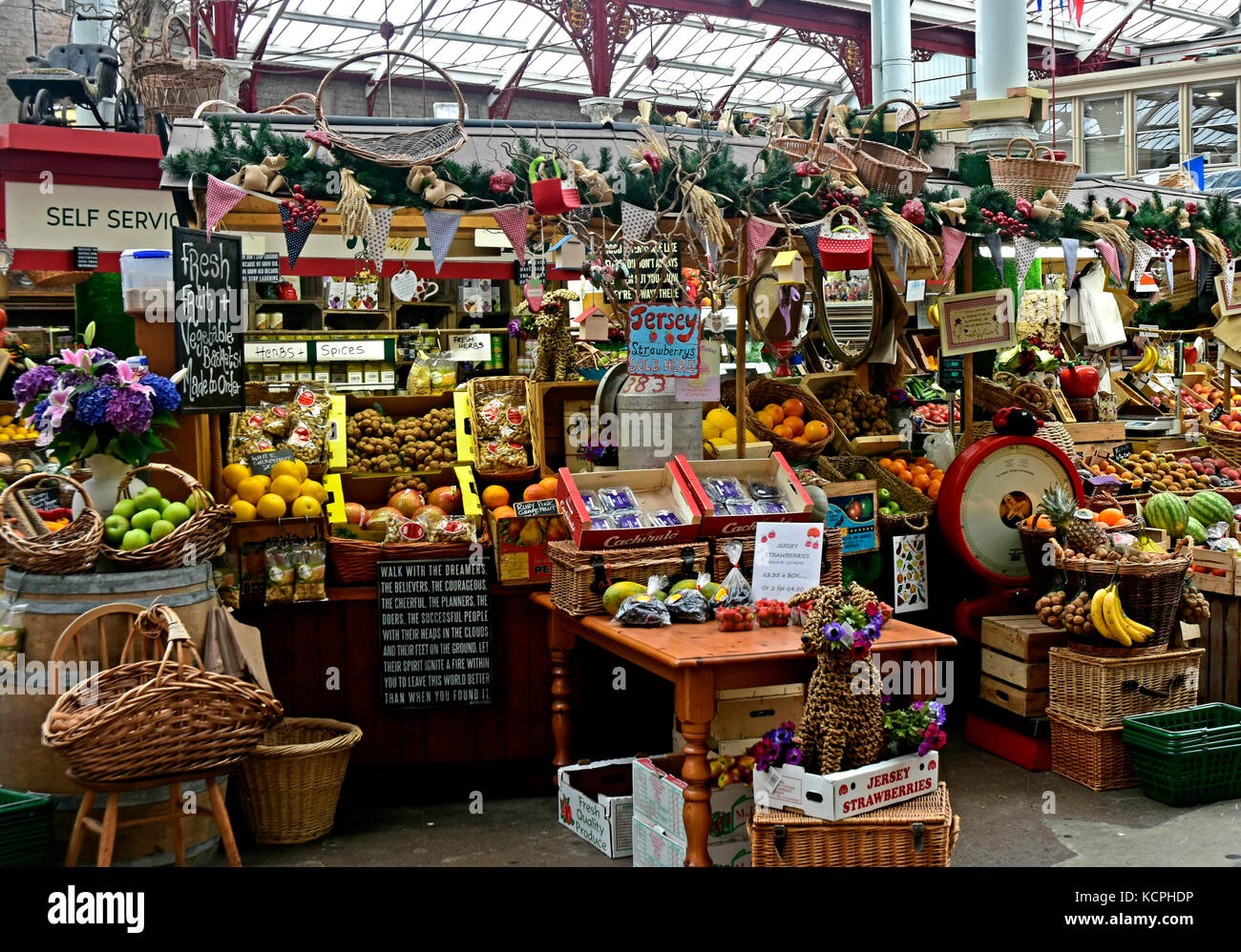 Mercado central - St Helier - Canal isles - mercado cubierto: circa 1882 - frutas verduras flores - productos locales - trabajo - hierro victoriana tragaluz Foto de stock