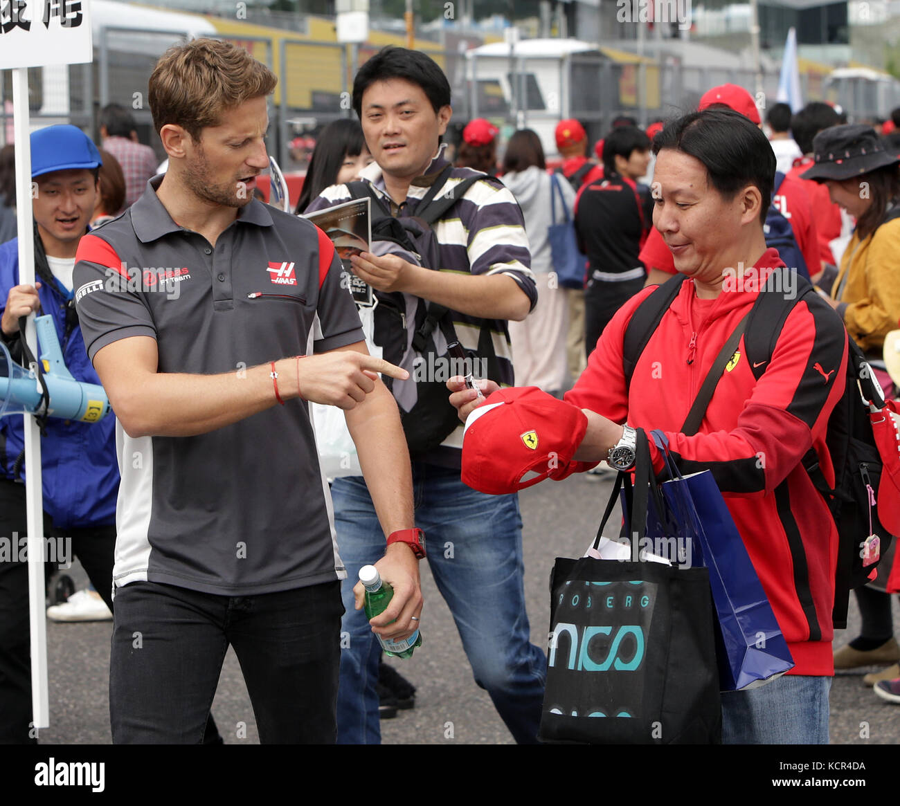 Suzuka, Japón. 2 de octubre de 2017. 02.10.2017, Suzuka International Racing Course, Suzuka, 2017 GRAN PREMIO DE JAPÓN DE FÓRMULA 1 , 06. - 08.10.2017 , im Bild Romain Grosjean (FRA#8), el equipo Haas F1 umringt von den fans en Suzuka, er mantendrá Ferrari Kappe unterschreiben foto: Cronos/Hasan Bratic Crédito: Cronos/Alamy Live News Foto de stock
