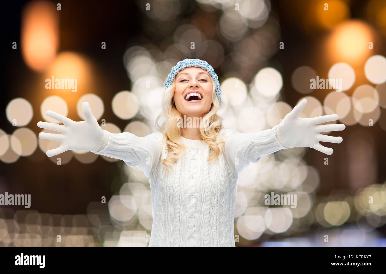 Mujer alegre y más luces de Navidad Foto de stock
