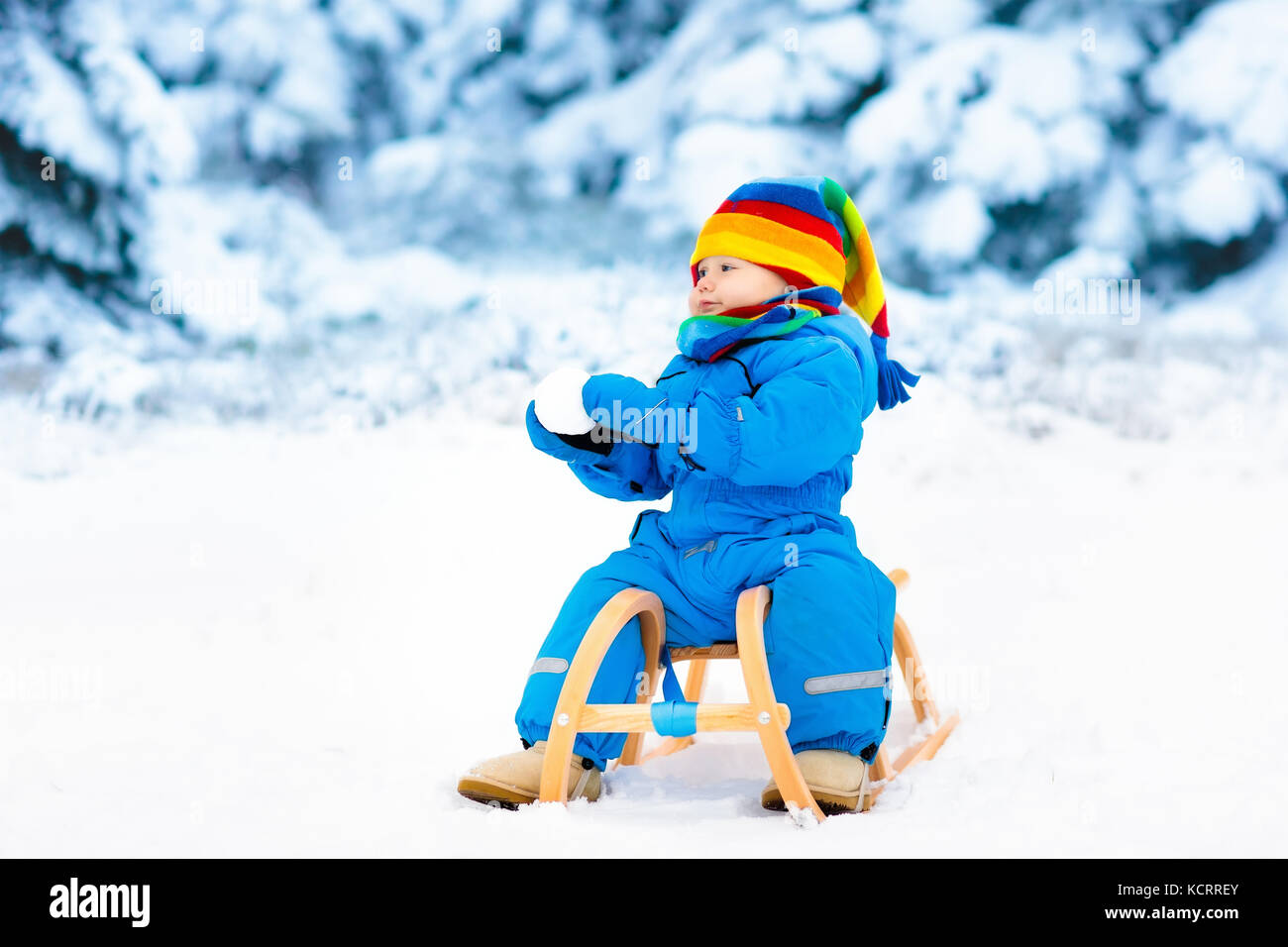 Niña y Niño disfrute de un paseo en trineo. Niño trineos. niño chico  montando un trineo. Los niños juegan al aire libre en la nieve. kids sled  en Alpes en w Fotografía