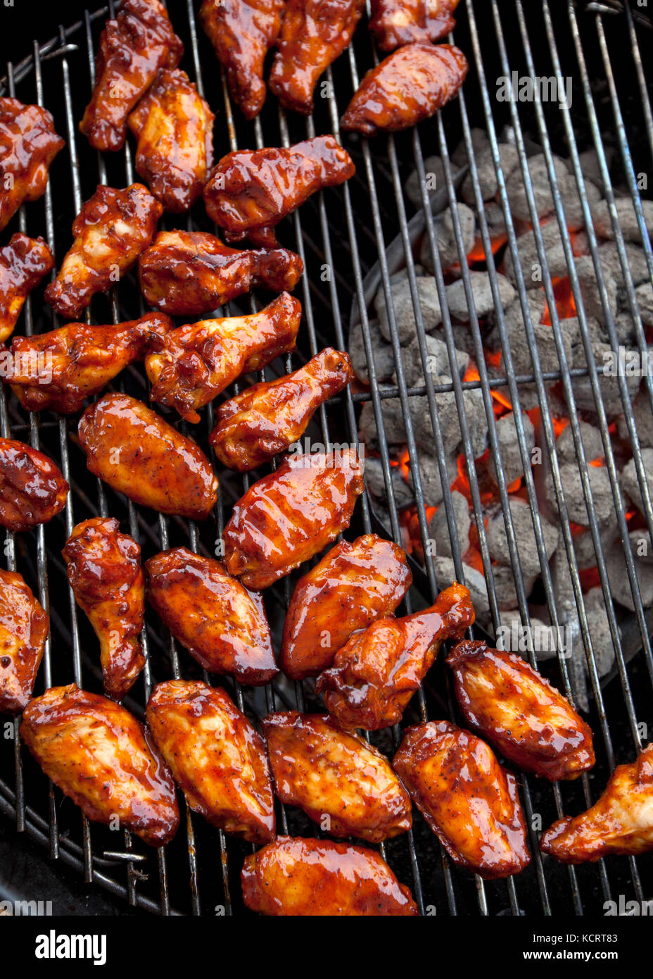 Alas de pollo marinado cocinado sobre carbón caliente Fotografía de stock -  Alamy
