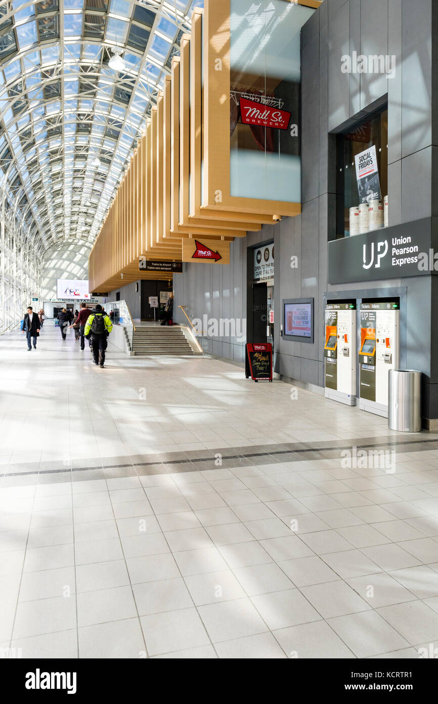 Toronto Skywalk, un pasillo peatonal, parte de la ruta de acceso de red de metro, en el centro de Toronto, Ontario, Canadá. Foto de stock