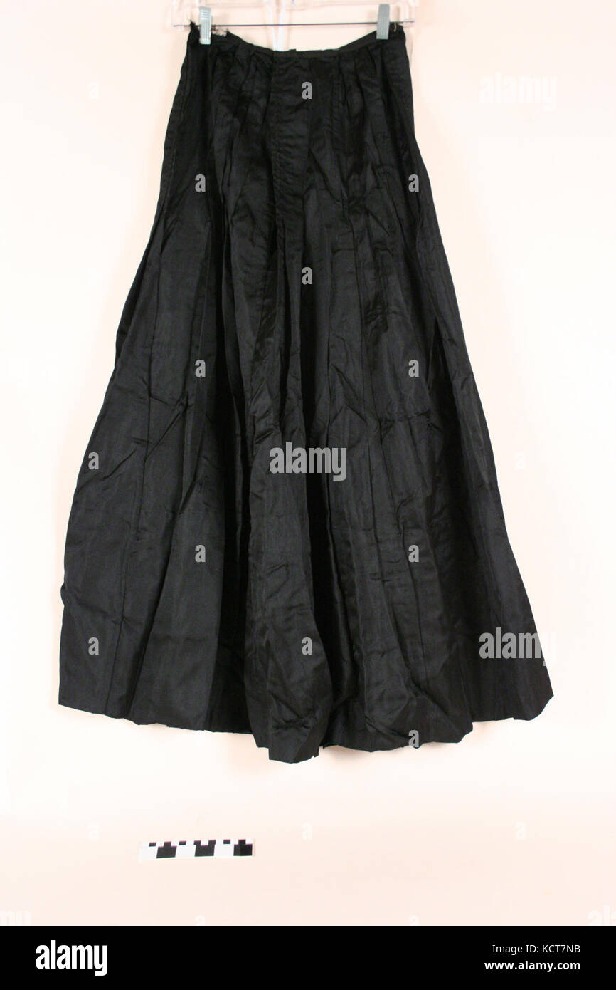 Falda de crepe de seda negra Fotografía de stock - Alamy