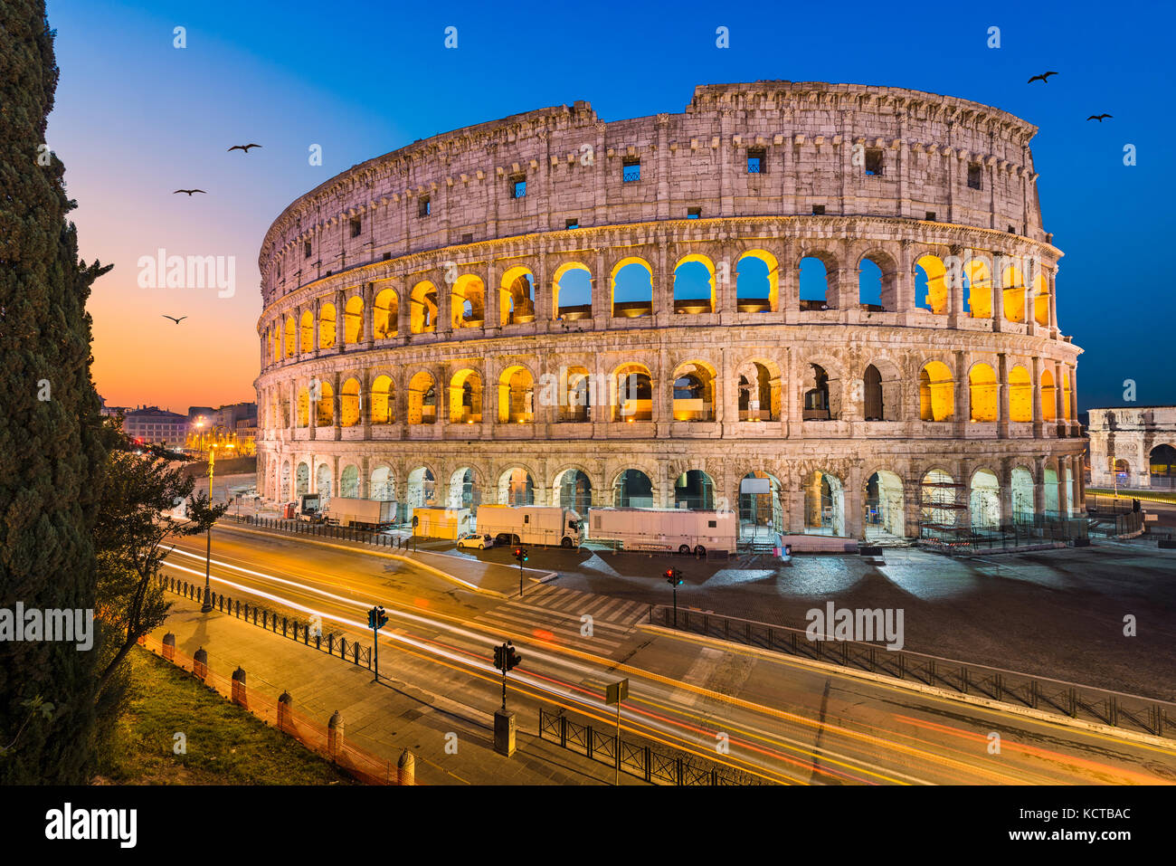Coliseo de Roma, Italia en la noche Foto de stock