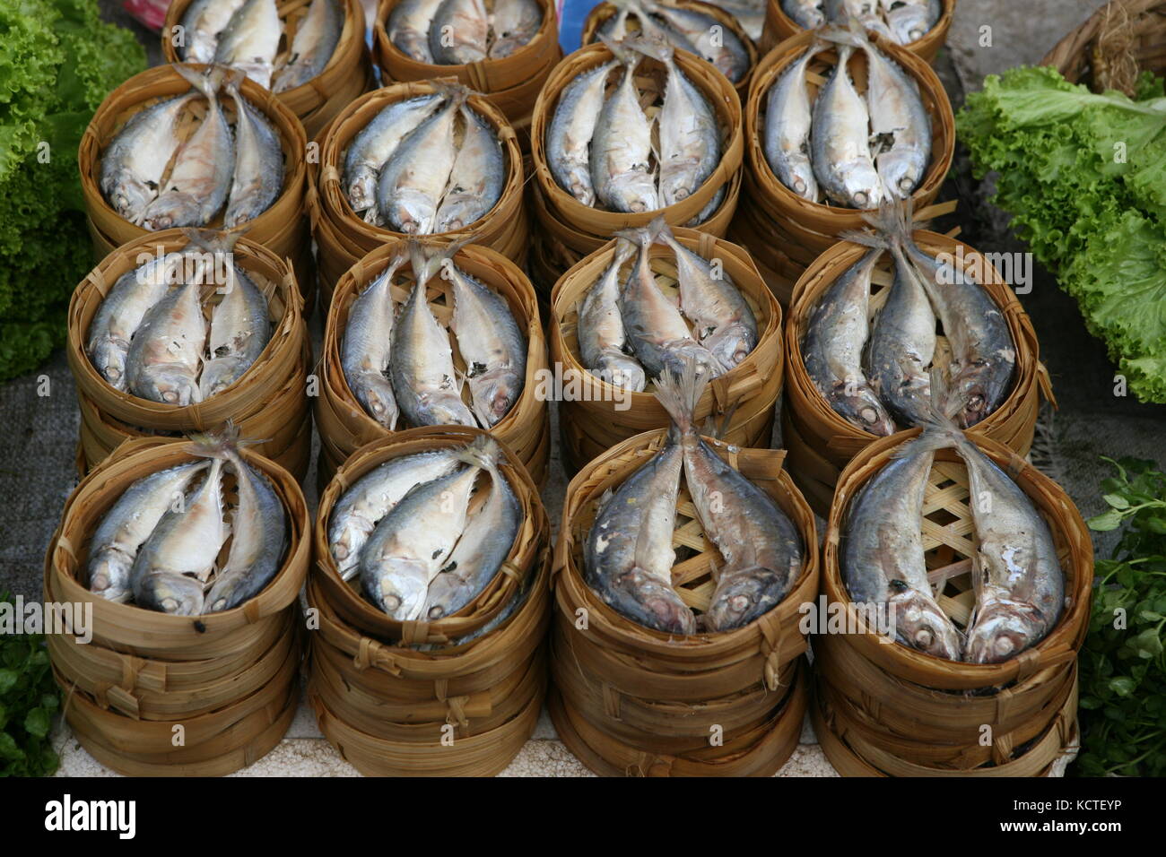 En fische einem korb auf asiatischem markt - pescado en una canasta de mercado asiático Foto de stock