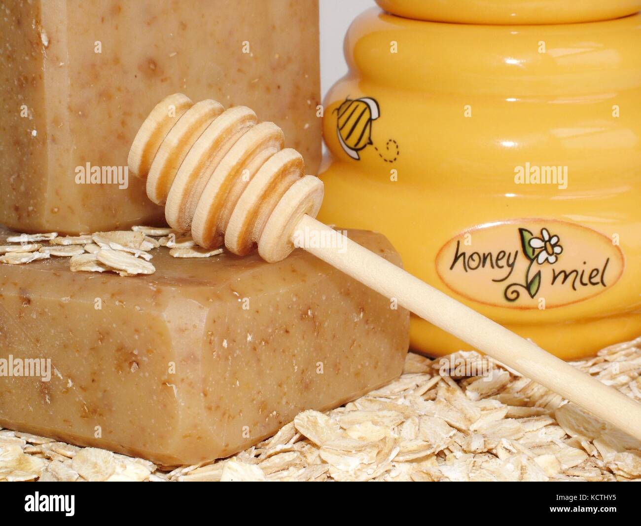 Cerca de una barra de jabón de avena y miel con ingredientes naturales frío  proceso artesanal jabón con miel y avena jar Fotografía de stock - Alamy