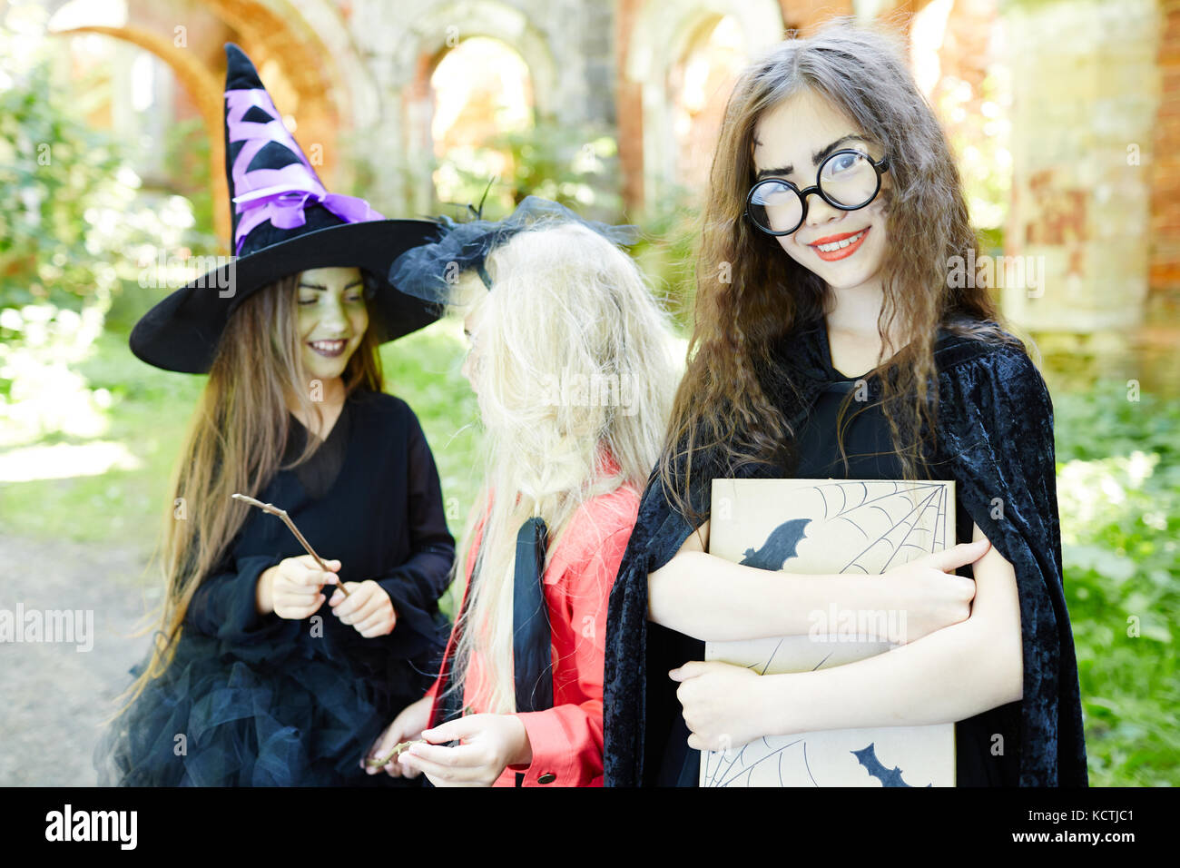 interior La oficina Todopoderoso Halloween girl fotografías e imágenes de alta resolución - Alamy
