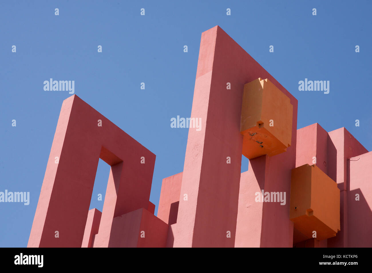 La construcción de la muralla roja en Calpe, Alicante, España Foto de stock