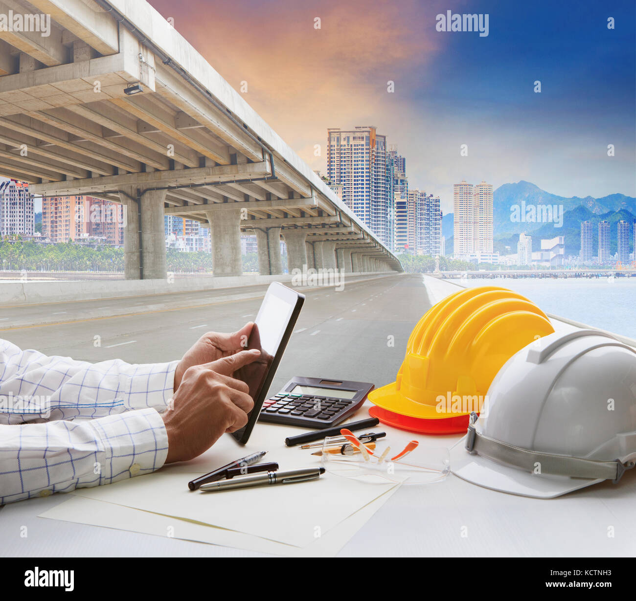 Tomar conciencia imán hará Ingeniero civil de la mesa de trabajo y construcción urbana con la infra  estructura de desarrollo Fotografía de stock - Alamy