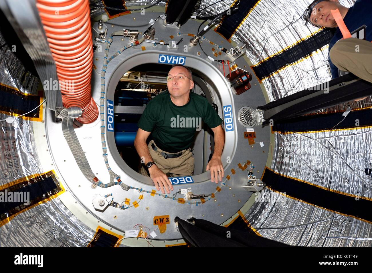 Estación espacial internacional la expedición 53 astronauta estadounidense randy bresnik entra en el interior de la viga del módulo 2 de agosto de 2017, en la órbita de la tierra. El rayo es una adición inflable conectado a la estación espacial sometido a evaluación. Foto de stock