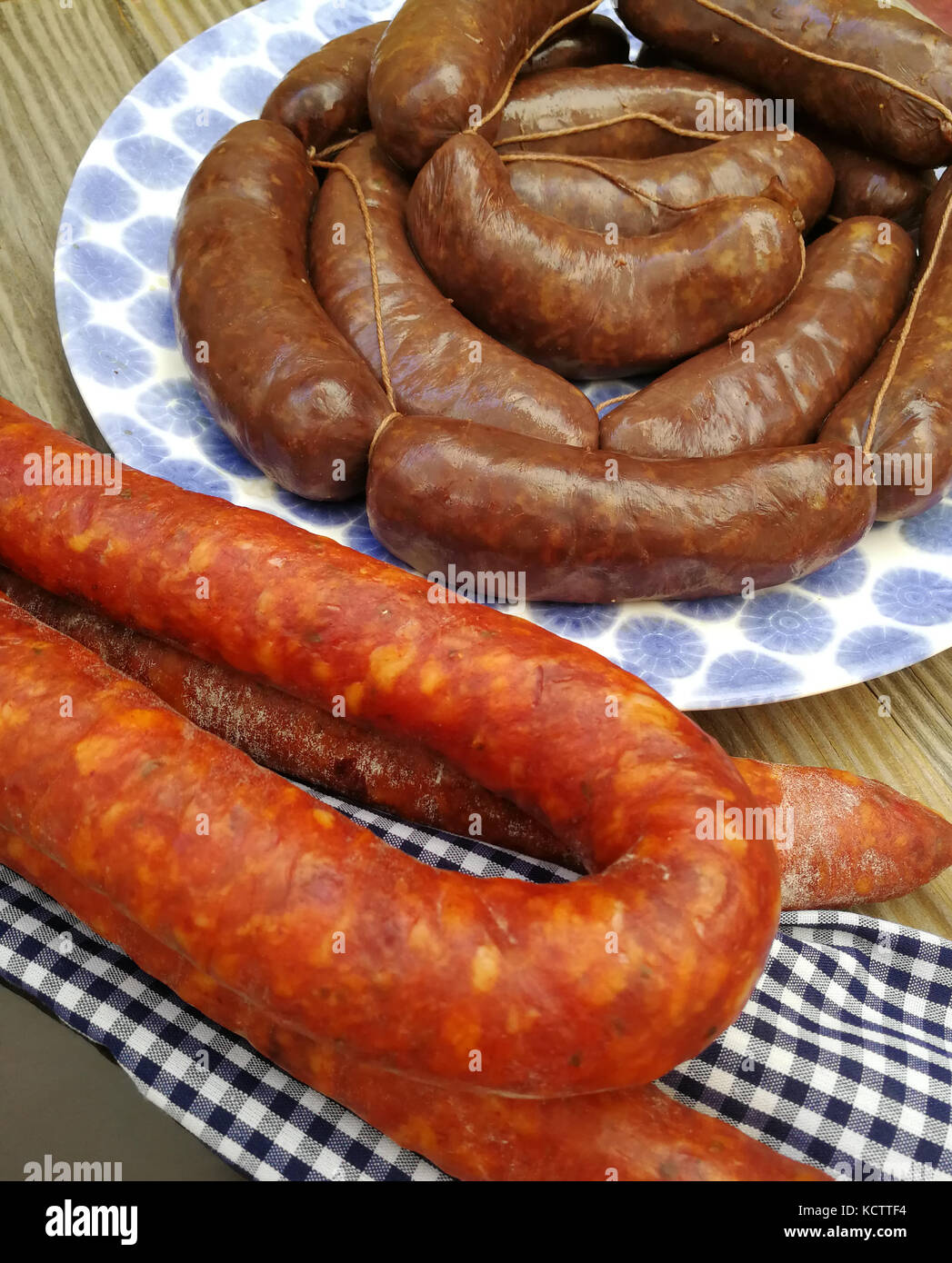 Embutidos españoles con pimentón y con sangre de cerdo Fotografía de stock Alamy Embutidos españoles con pimentón y con sangre de cerdo Fotografía de stock Alamy
