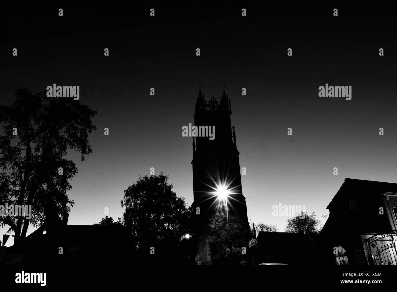 St John's Church en Glastonbury Somerset UK temprano en la mañana corto largo de exposición. La calle la luz brillante. Foto de stock