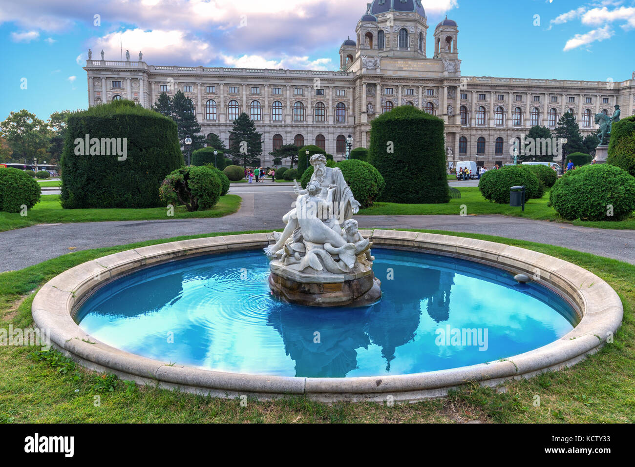Viena, Austria - fuente en frente del museo de historia natural en la ciudad vieja. Foto de stock