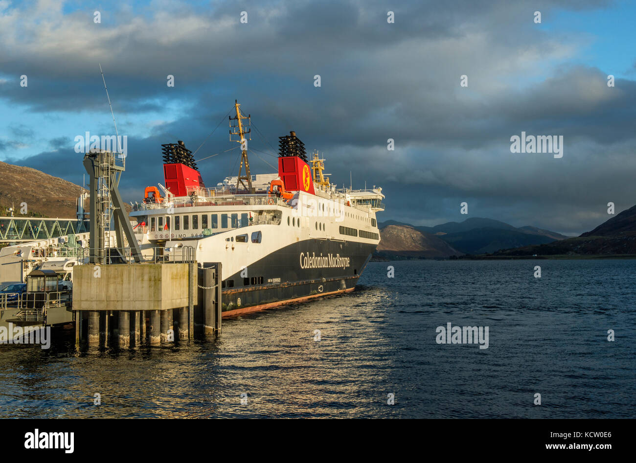 El ferry Caledonian MacBrayne de Ullapool a Stornaway en Escocia Foto de stock