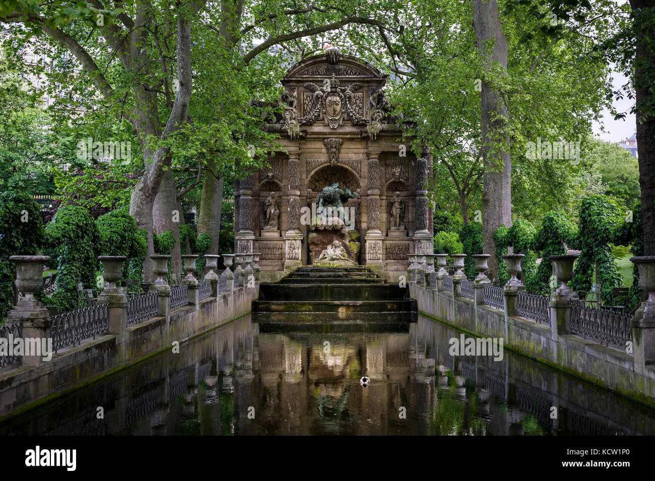 Los Medici Fountain (fr La Fontaine Médicis), una fuente monumental en el Jardin du Luxembourg, en el 6º arrondissement de París Foto de stock