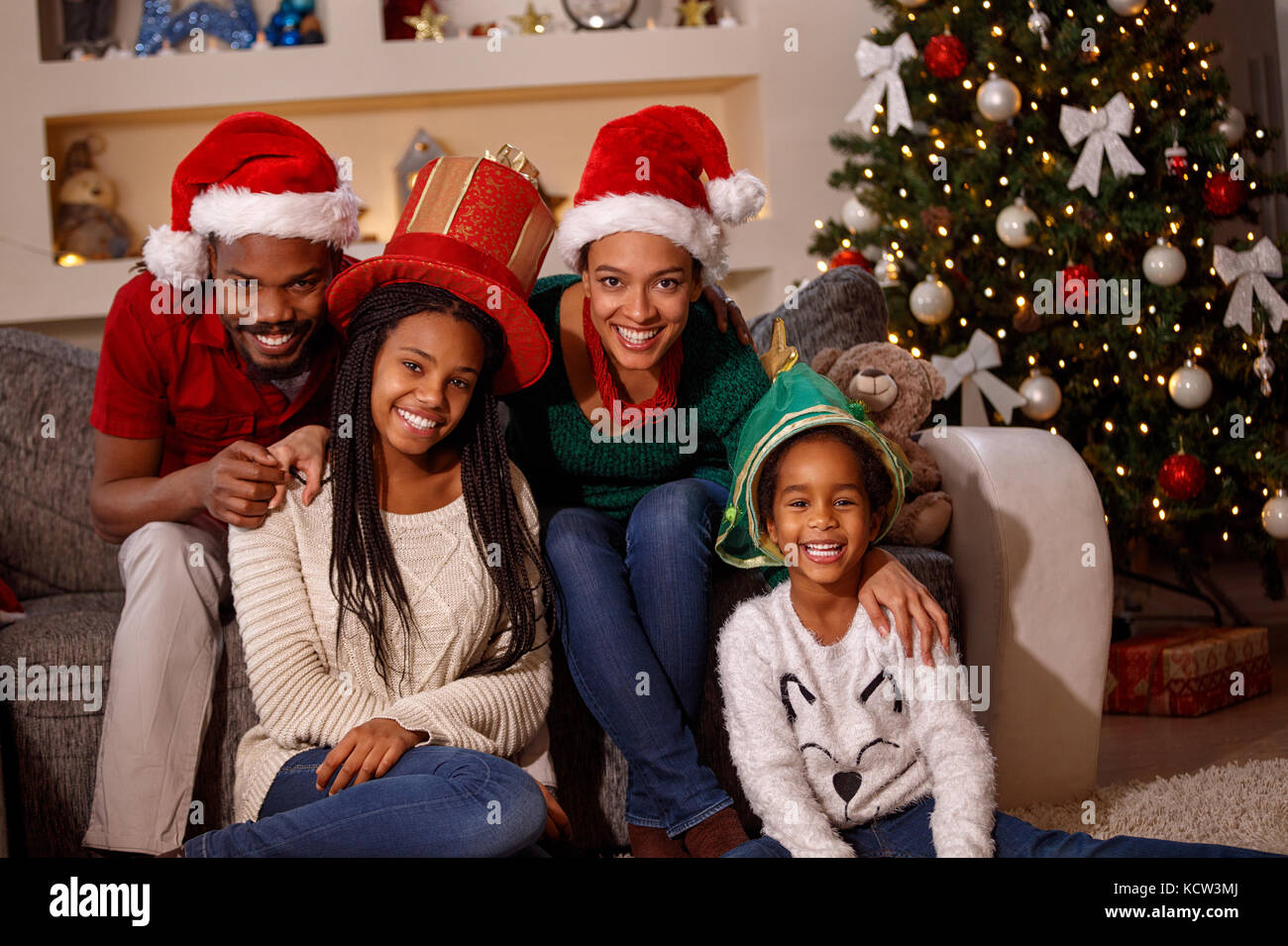 Retrato de familia feliz afro americana en el gorro de Papá Noel en navidad Foto de stock
