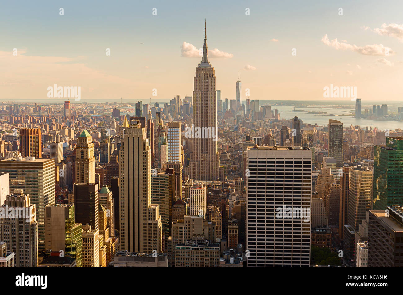 Midtown Manhattan skyline con rascacielos iluminados al atardecer. Nueva York, EE.UU. Foto de stock