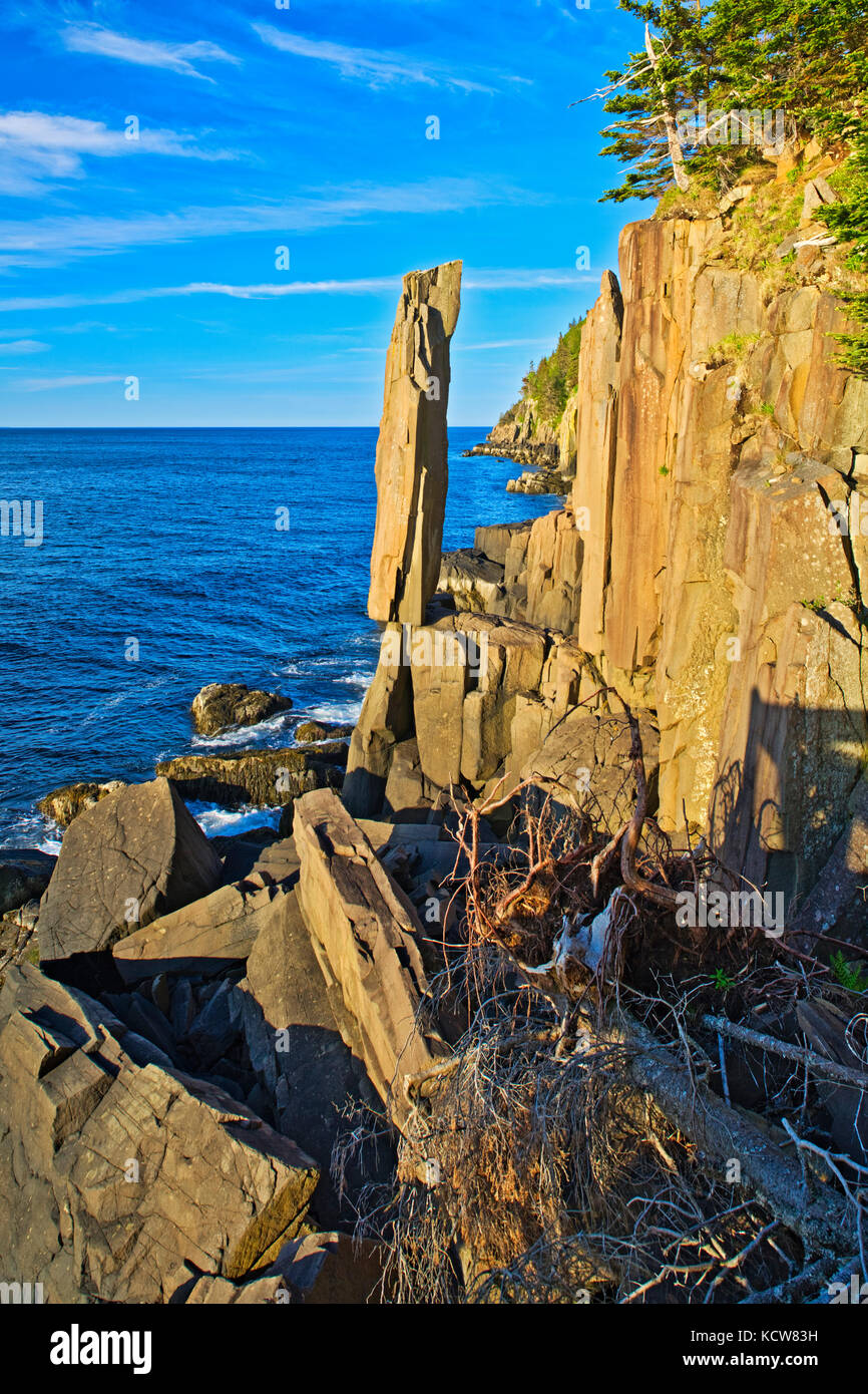 Roca que se balancea en la bahía de Fundy en el cuello digby, Long Island en el cuello digby, Nova Scotia, Canadá Foto de stock