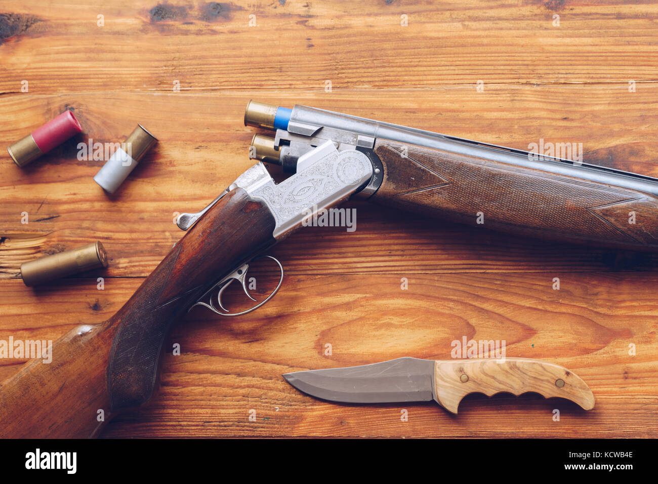 Equipos de caza. Escopeta, cartuchos de caza y un cuchillo de caza en la  mesa de madera Fotografía de stock - Alamy