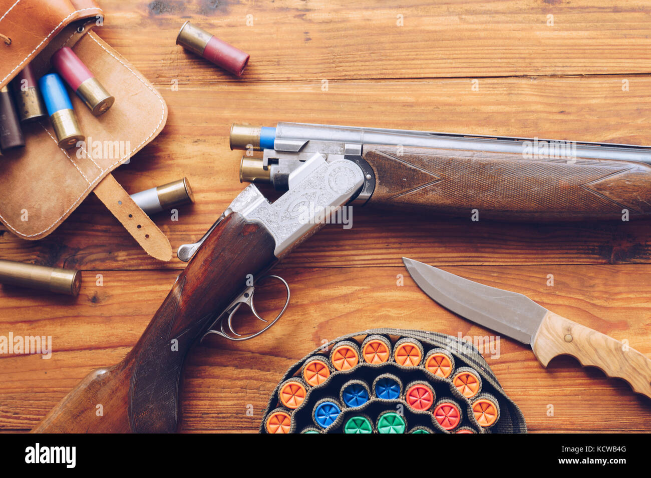 Una Escopeta Caza Tres Cartuchos Rojos Calibre Yacen Sobre Piel: fotografía  de stock © Abdulaxxx #416873362