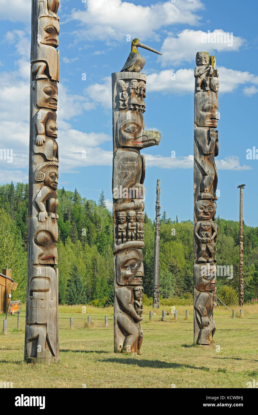 Kitwanga Totem polacos. Gitwangak o Gitwangax. Gitanyow. Gente Gitksan. Primera nación de la costa noroeste. Cordillera NASS, Kitwanga, Columbia Británica, Canadá Foto de stock