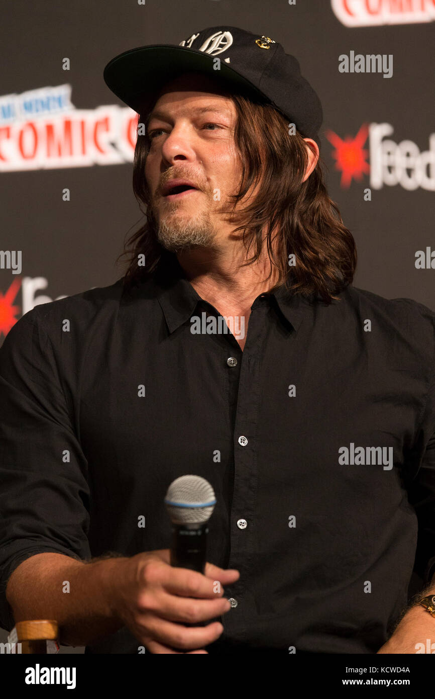 Nueva York, Estados Unidos. 07 oct, 2017. Norman reedus asiste a los muertos vivientes en el panel Theater en el Madison Square Garden durante el comic con 2017 crédito: lev radin/Pacific Press/alamy live news Foto de stock