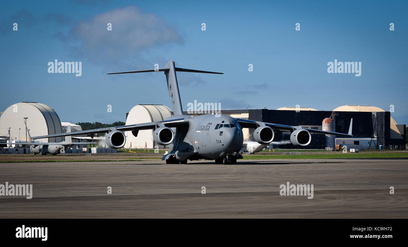 S.c.- soldados de la guardia nacional de la rd 2-263batallón de artillería de defensa aérea, 263ª del ejército del comando de defensa aérea y de misiles, un vengador de carga en un sistema de defensa aérea de la fuerza aérea real canadiense boeing CC-117/c-17 globmaster iii, Donaldson, centro de Greenville, Carolina del Sur, ago. 13, 2016. El elemento de tamaño de pelotón de la 2-263rd desplegados a Canadá para una semana de formación conjunta del ejercicio. Un equipo de movimiento de aire móvil canadiense del 2º Escuadrón de movimiento de aire aparejo y supervisa todas las operaciones de carga en conjunción con el Avenger controladores del sistema y operadores. (Foto de la guardia nacional del ejército de los Estados Unidos por personal s Foto de stock