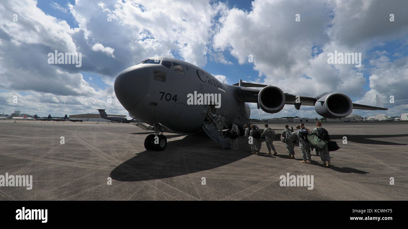 S.c.- soldados de la guardia nacional de la rd 2-263batallón de artillería de defensa aérea, 263ª del ejército del comando de defensa aérea y de misiles, un vengador de carga en un sistema de defensa aérea de la fuerza aérea real canadiense boeing CC-117/c-17 globmaster iii, Donaldson, centro de Greenville, Carolina del Sur, ago. 13, 2016. El elemento de tamaño de pelotón de la 2-263rd desplegados a Canadá para una semana de formación conjunta del ejercicio. Un equipo de movimiento de aire móvil canadiense del 2º Escuadrón de movimiento de aire aparejo y supervisa todas las operaciones de carga en conjunción con el Avenger systemâs conductores y operarios. (Foto de la guardia nacional del ejército de los Estados Unidos por personal s Foto de stock