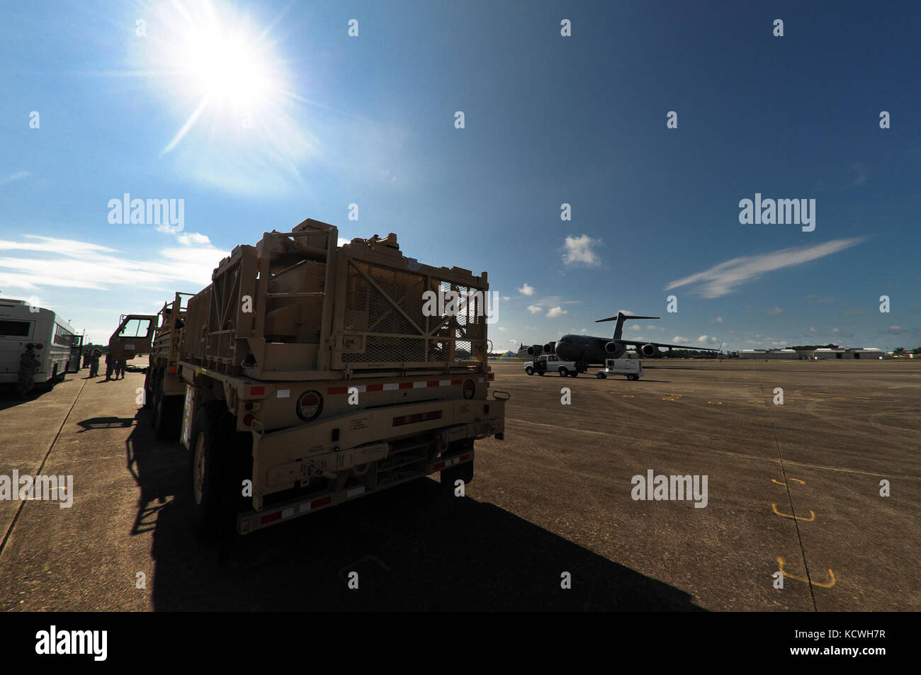 S.c.- soldados de la guardia nacional de la rd 2-263batallón de artillería de defensa aérea, 263ª del ejército del comando de defensa aérea y de misiles, un vengador de carga en un sistema de defensa aérea de la fuerza aérea real canadiense boeing CC-117/c-17 globmaster iii, Donaldson, centro de Greenville, Carolina del Sur, ago. 13, 2016. El elemento de tamaño de pelotón de la 2-263rd desplegados a Canadá para una semana de formación conjunta del ejercicio. Un equipo de movimiento de aire móvil canadiense del 2º Escuadrón de movimiento de aire aparejo y supervisa todas las operaciones de carga en conjunción con el Avenger controladores del sistema y operadores. (Foto de la guardia nacional del ejército de los Estados Unidos por personal s Foto de stock