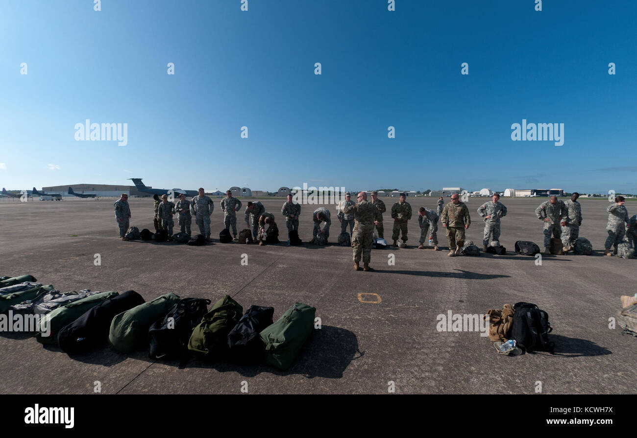 S.c.- soldados de la guardia nacional de la rd 2-263batallón de artillería de defensa aérea, 263ª del ejército del comando de defensa aérea y de misiles, un vengador de carga en un sistema de defensa aérea de la fuerza aérea real canadiense boeing CC-117/c-17 globmaster iii, Donaldson, centro de Greenville, Carolina del Sur, ago. 13, 2016. El elemento de tamaño de pelotón de la 2-263rd desplegados a Canadá para una semana de formación conjunta del ejercicio. Un equipo de movimiento de aire móvil canadiense del 2º Escuadrón de movimiento de aire aparejo y supervisa todas las operaciones de carga en conjunción con el Avenger controladores del sistema y operadores. (Foto de la guardia nacional del ejército de los Estados Unidos por personal s Foto de stock