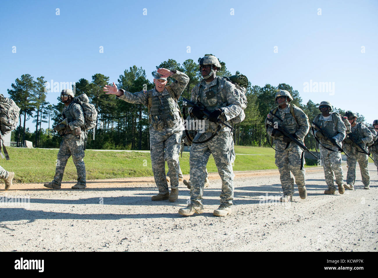Soldados de EE.UU. asignados a la Guardia Nacional del Ejército de Florida realizara un 12 mile ruck marzo con 218ª regimiento (liderazgo), la Guardia Nacional del Ejército de Carolina del Sur el 12 de bravo, ingeniero de combate en el centro de capacitación de instructores mccrady, Eastover, S.C. El 4 de abril de 2016. El ruck marzo es parte de la lucha contra la ocupación militar ingeniero especialidad readiestramiento para soldados la transición a los 12 bravo carrera, esta clase fue la primera para capacitar a las mujeres que van a la carrera a campo mccrady. (Foto de la Guardia Nacional Aérea de EE.UU. por tech. El sargento Jorge intriago) Foto de stock