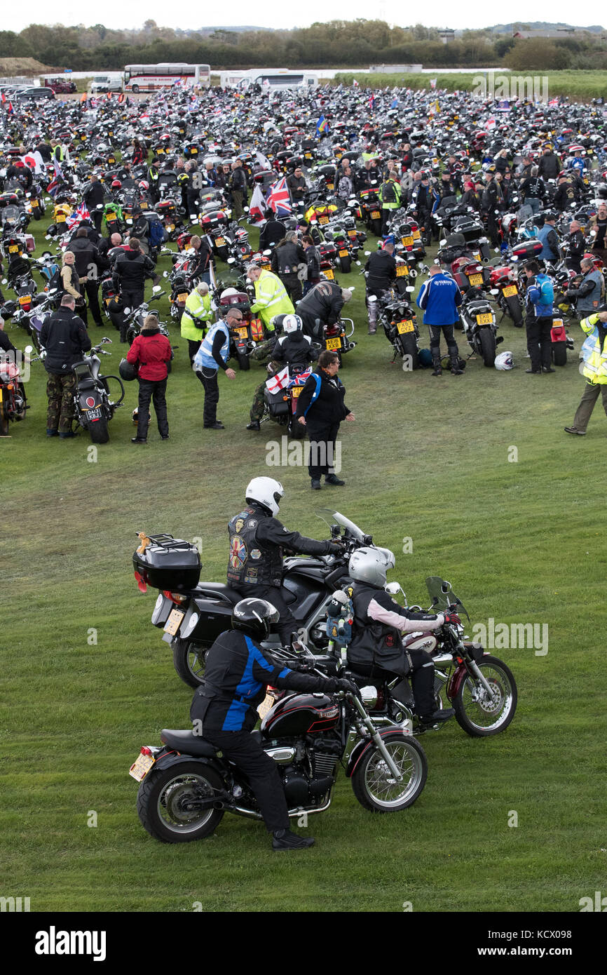 Los ciclistas asisten al evento de moto Ride to the Wall Reminance, en el National Memorial Arboretum en Staffordshire. Foto de stock